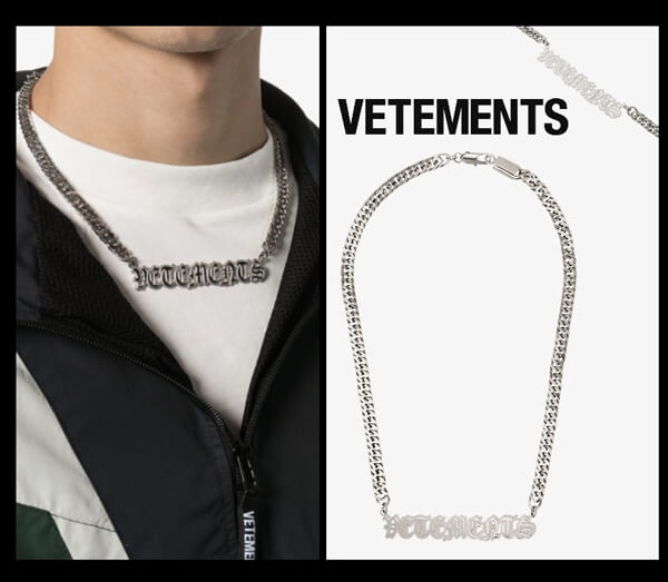 Vetements ヴェトモンコピー シルバートーンゴシックロゴペンダント 