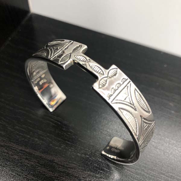 トゥアレグ族 バングル シルバー 手彫り 一点物 エルメス同系デザイン トゥアレグ バングル 偽物​ 限定 エルメス トゥアレグシルバー 偽物