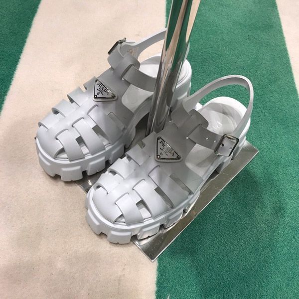 プラダ ラバーサンダル 偽物 プラダ 厚底 モノリスフォームラバー