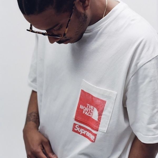 【希少XLサイズ】シュプリーム×ノースフェイス☆ダブルネーム プリント tシャツ シュプリーム×ノースフェイス コラボ Printed Pocket Tee Tシャツ偽物
