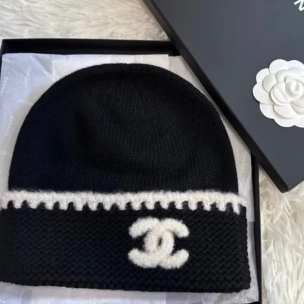 CHANEL 入手困難　大人気♡ ニット帽　ブラック　ホリデーラッピング 2026超人気！シャネル カシミア ビーニー帽 コピー AA9203-B13196