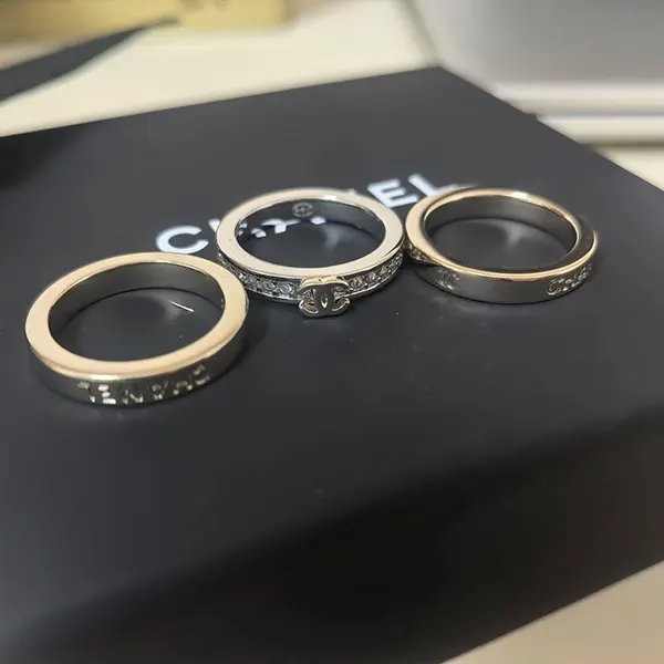 人気急上昇シャネル 3連 ラインストーン リング コピー CCロゴ ABH091