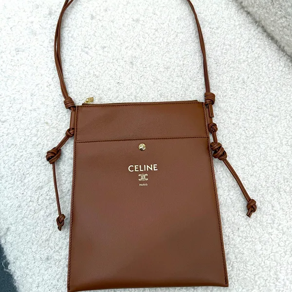 ミニマルな美しさ】セリーヌ シャープポーチ 偽物 10P812K05【TOTECOPY】