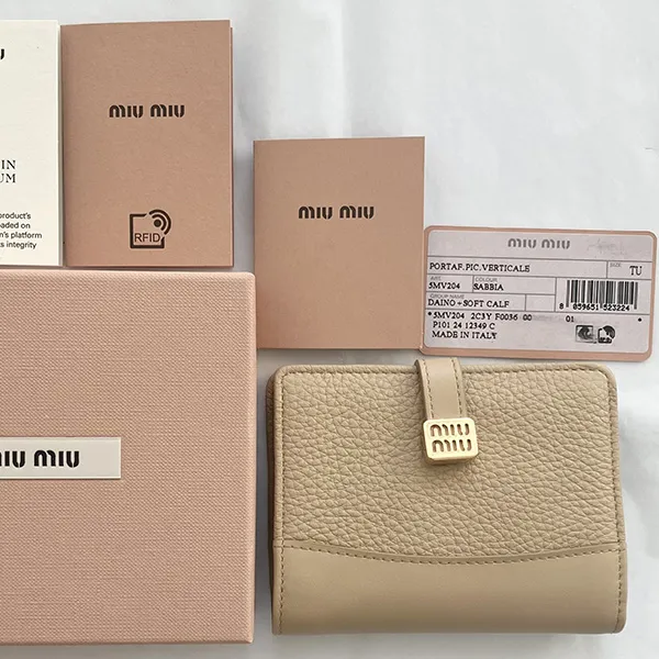 かわいい♡新作】【ミュウミュウ】Compact Wallet ロゴベルト