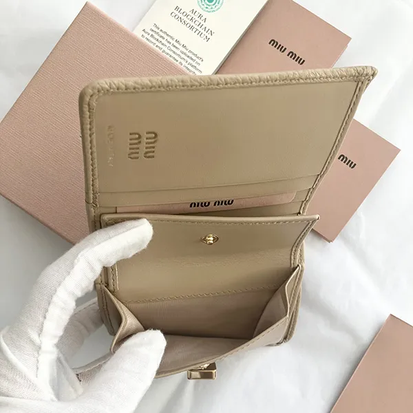 かわいい♡新作】【ミュウミュウ】Compact Wallet ロゴベルト