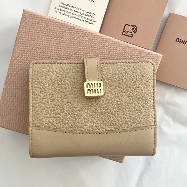かわいい♡新作】【ミュウミュウ】Compact Wallet ロゴベルト